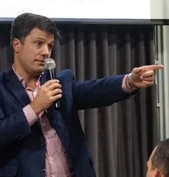 Rodrigo Arizmendi con un micrófono, explicando frente a un grupo